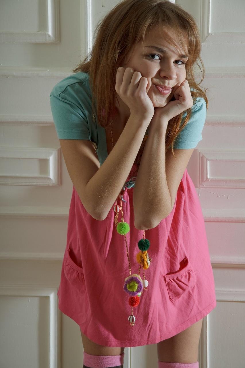 20P A pequena adolescente amadora Justine se despindo e posando sedutoramente em um solo