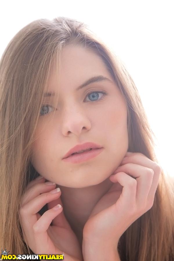 16P A querida adolescente de cabelos compridos Alice March se livra do uniforme e da calcinha