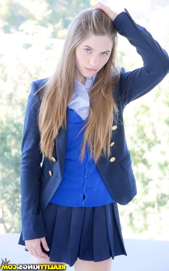 16P A querida adolescente de cabelos compridos Alice March se livra do uniforme e da calcinha