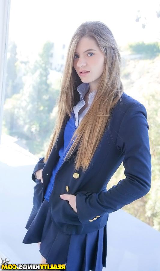 16P A querida adolescente de cabelos compridos Alice March se livra do uniforme e da calcinha