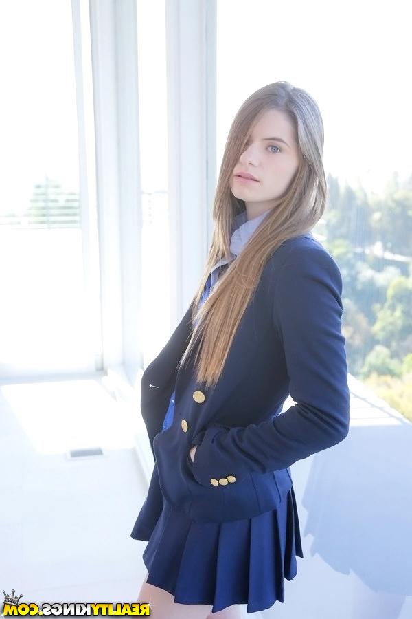 16P A querida adolescente de cabelos compridos Alice March se livra do uniforme e da calcinha