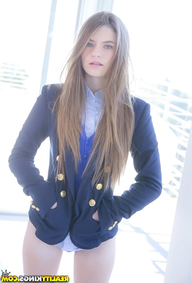 16P A querida adolescente de cabelos compridos Alice March se livra do uniforme e da calcinha