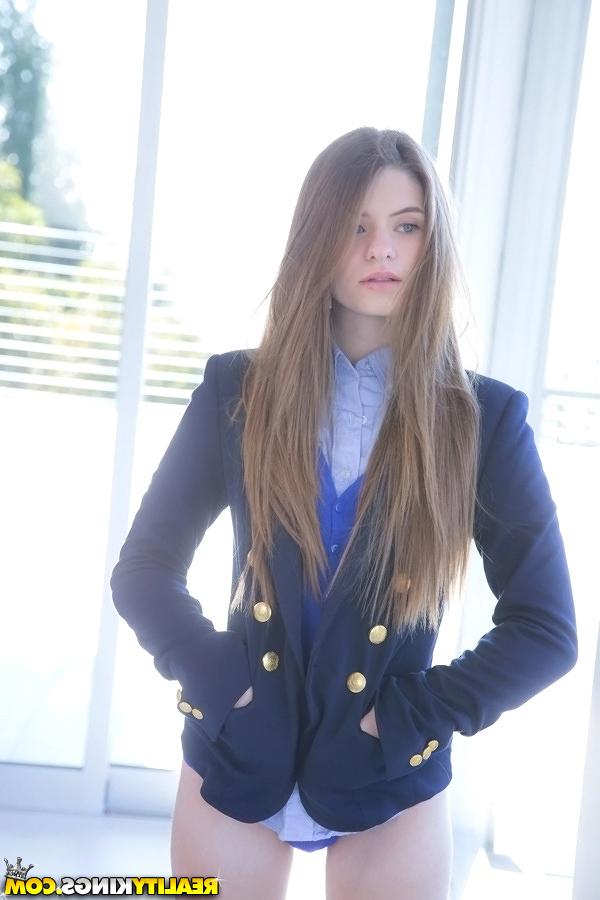 16P A querida adolescente de cabelos compridos Alice March se livra do uniforme e da calcinha