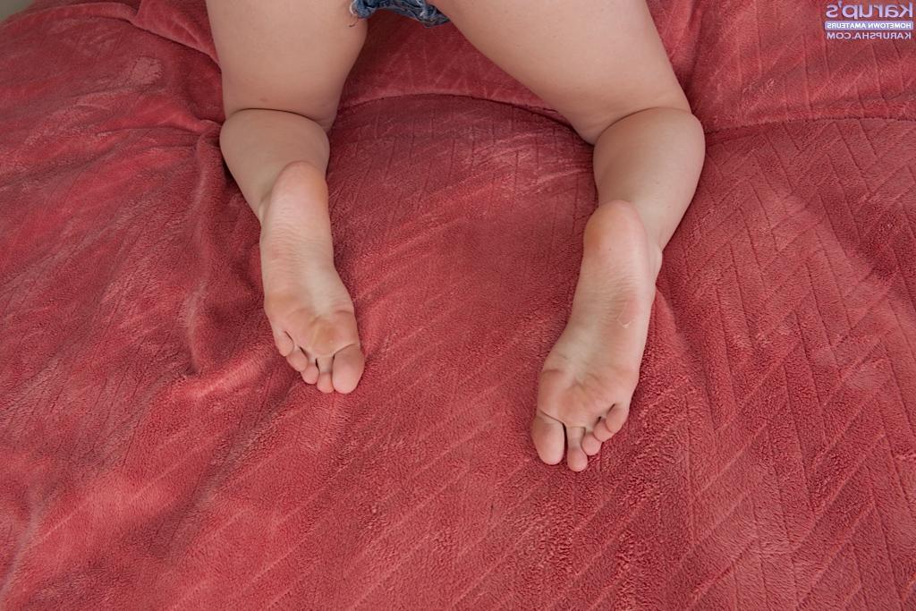 16P 小さな十代のおっぱいを露出する裸足のブロンドの初めてのエンレイソウ