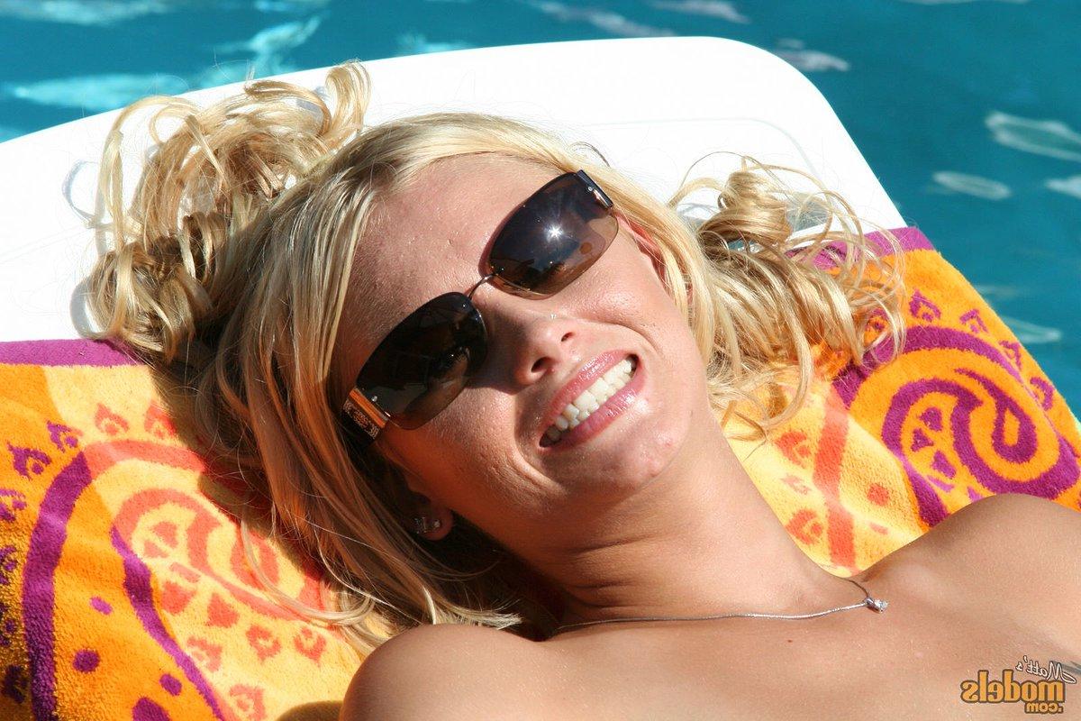 16P Chica rubia muestra su coño calvo mientras fuma mientras toma el sol desnuda