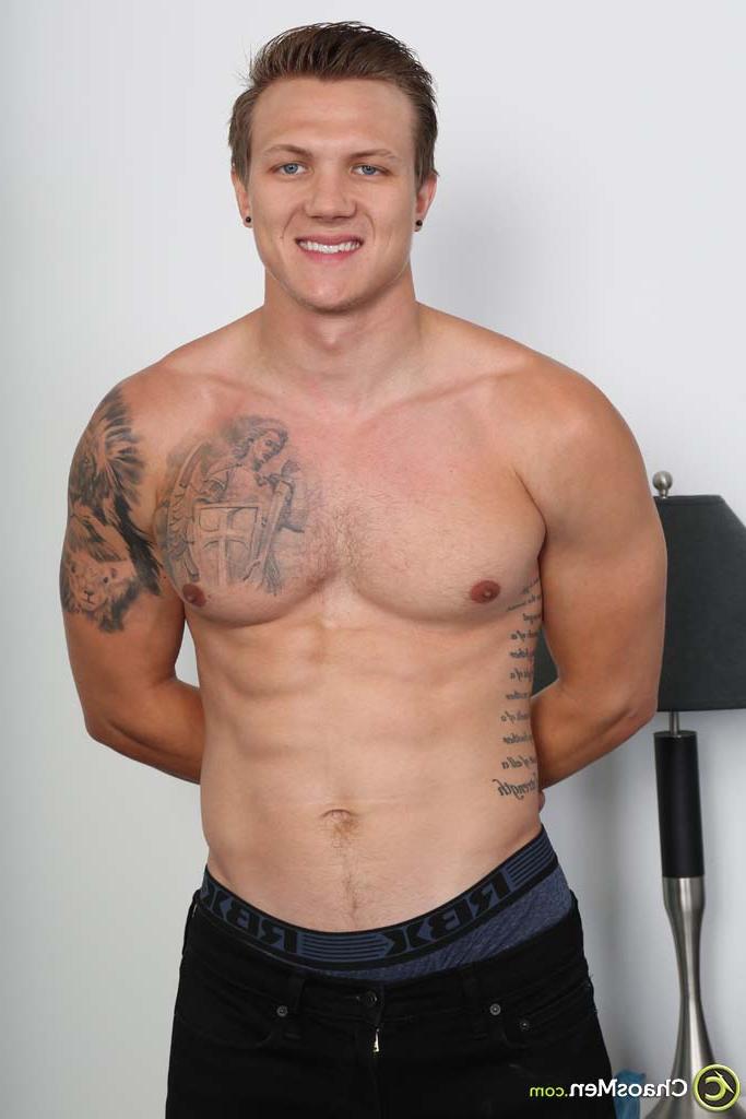 20P Bodybuilder Shawn Westin wanks while showing off his muscular naked body