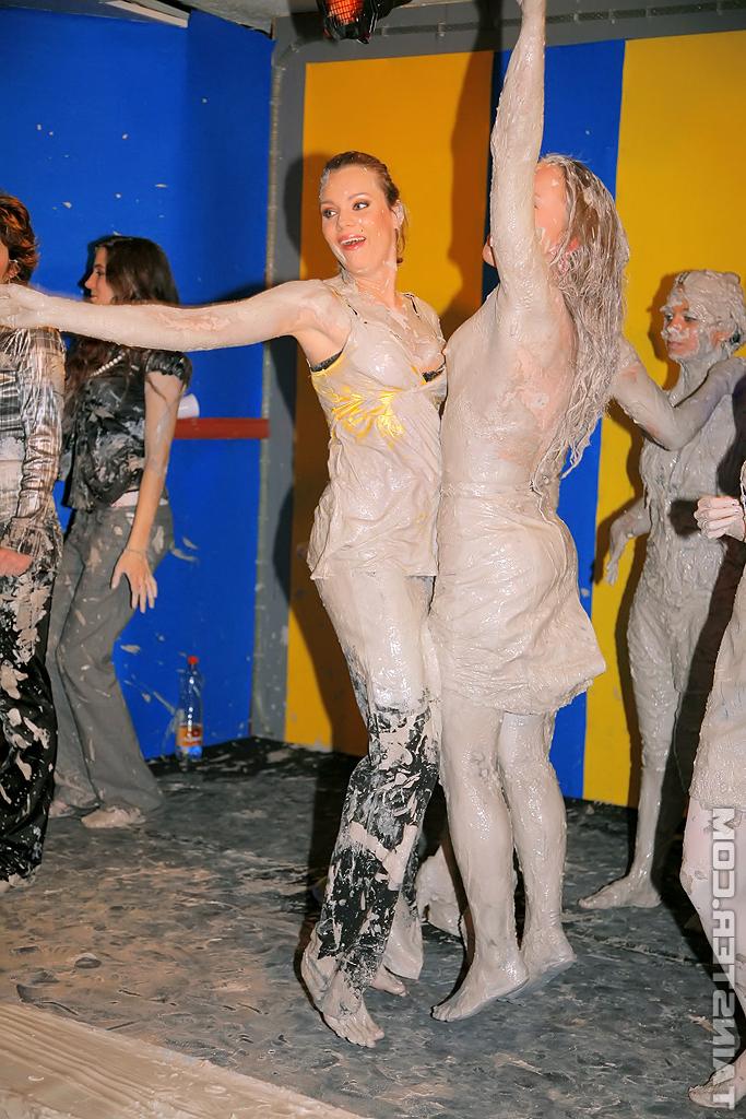 16P Miss Skinny, une fétichiste européenne baisable, s'adonne à la lutte dans la boue sauvage.