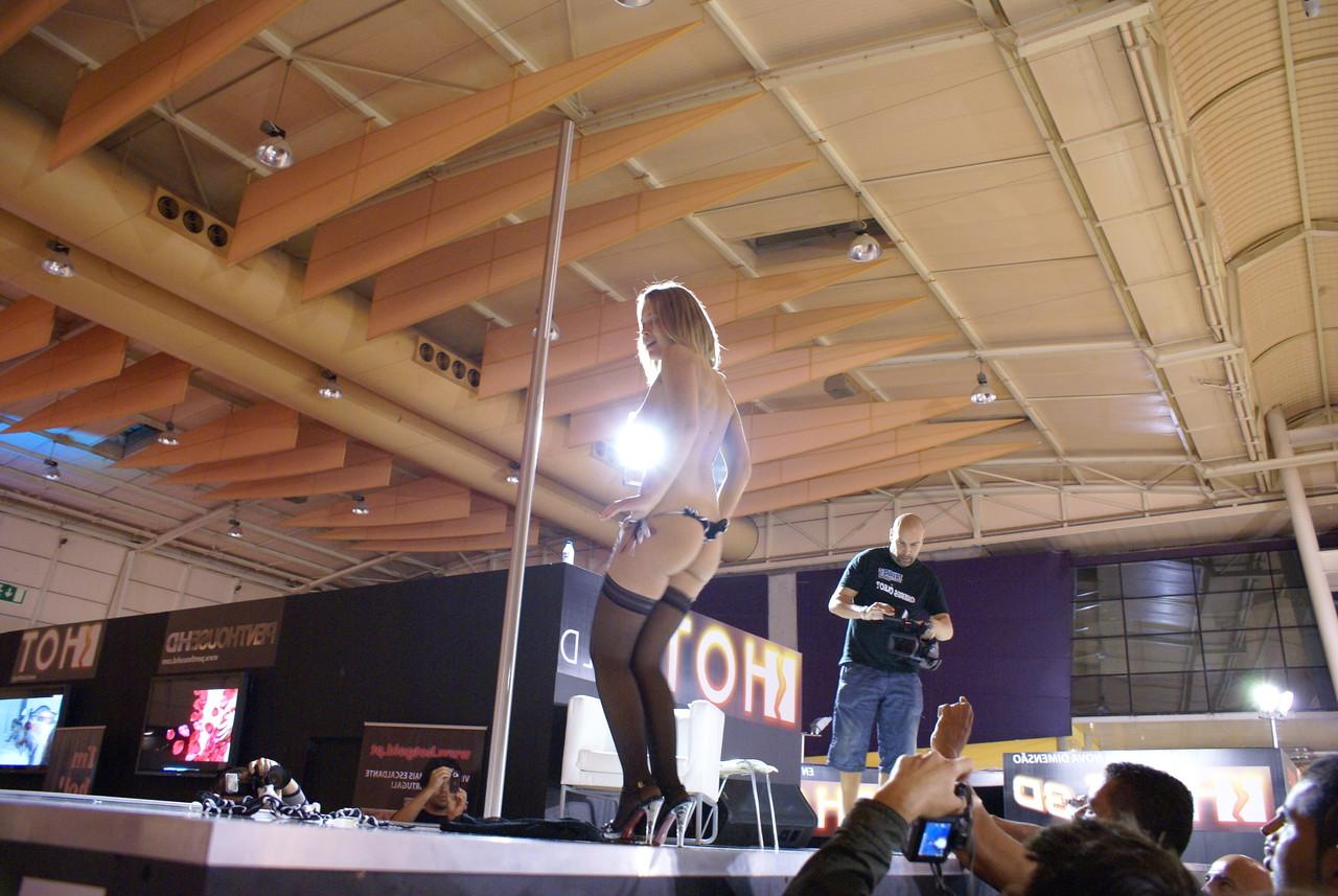 17P Garota branca sobe no palco para tentar a sorte como stripper
