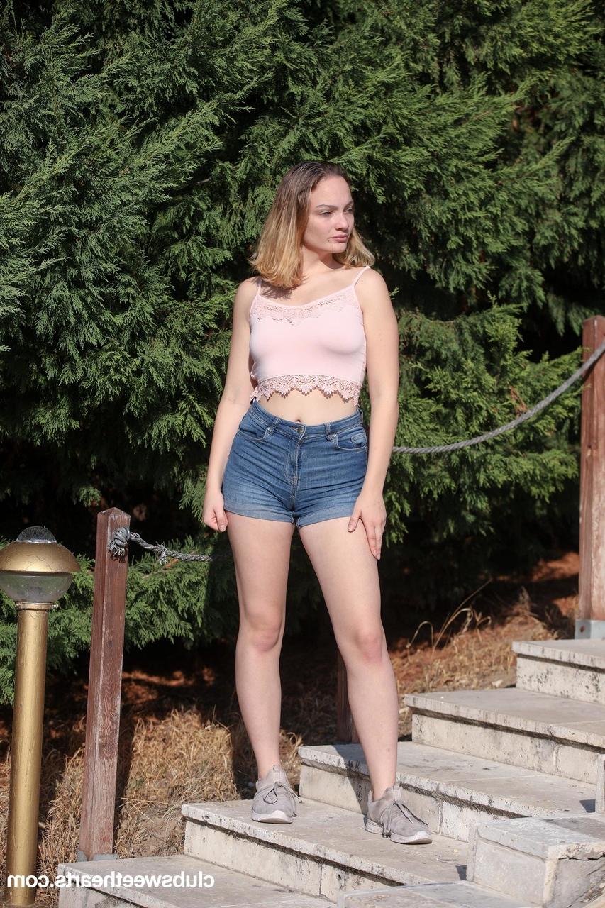 20P La adorable joven europea Lina Lee revela su cuerpo sexy y se masturba al aire libre