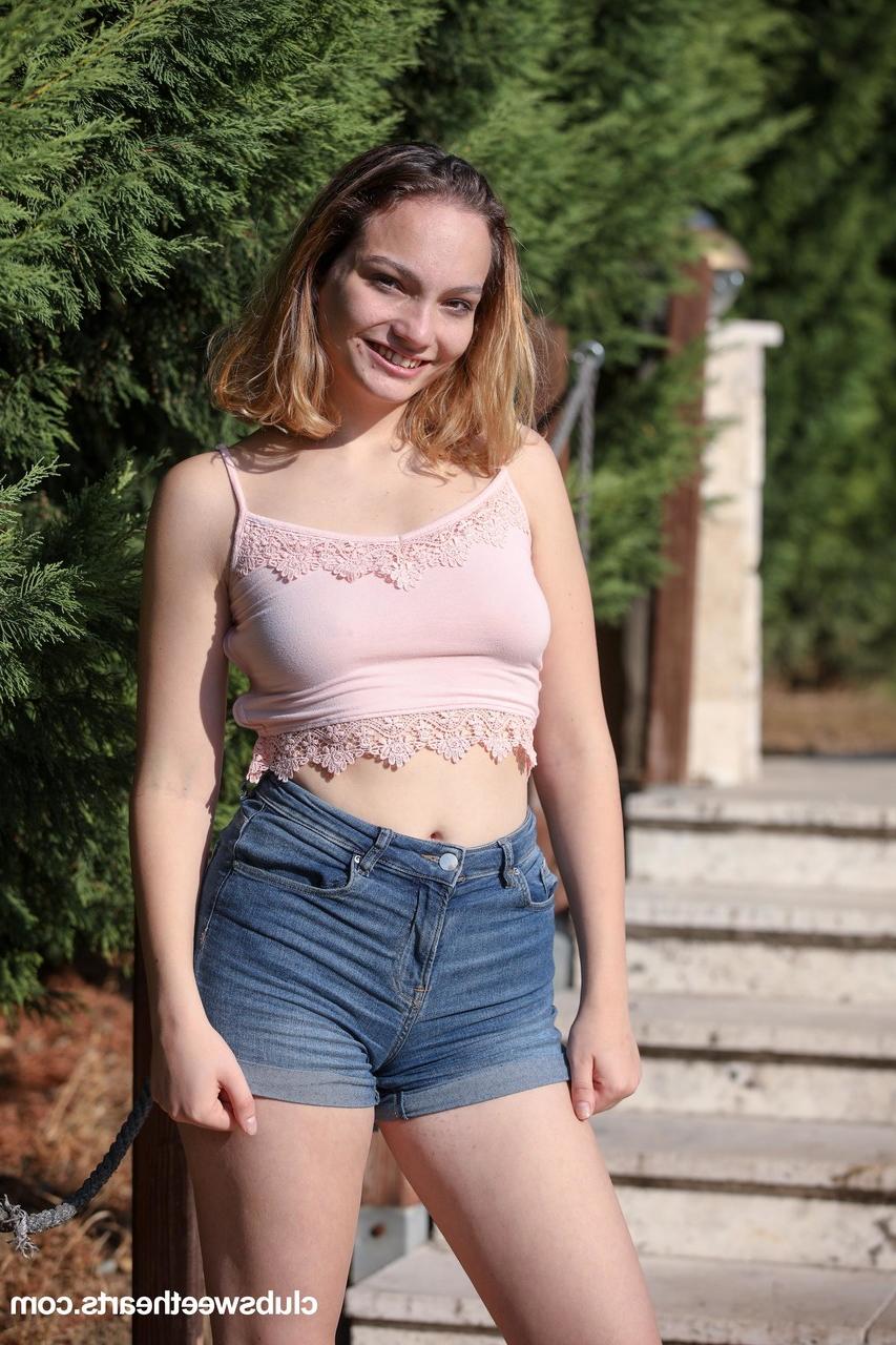 20P La adorable joven europea Lina Lee revela su cuerpo sexy y se masturba al aire libre