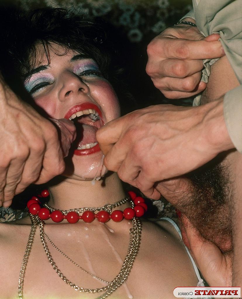 11P Des stars du porno du début des années 70 se saoulent dans un bar avant une DP hardcore.