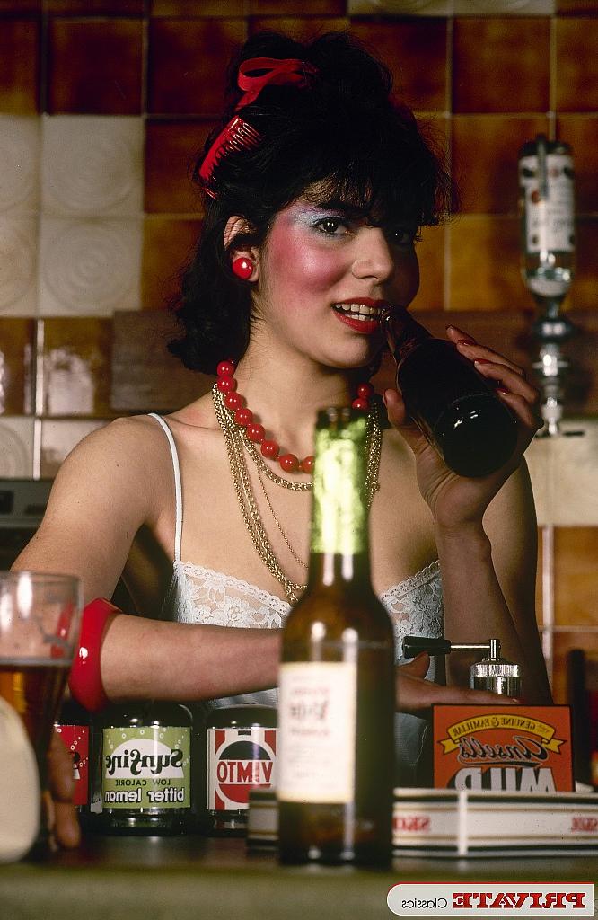 11P Des stars du porno du début des années 70 se saoulent dans un bar avant une DP hardcore.