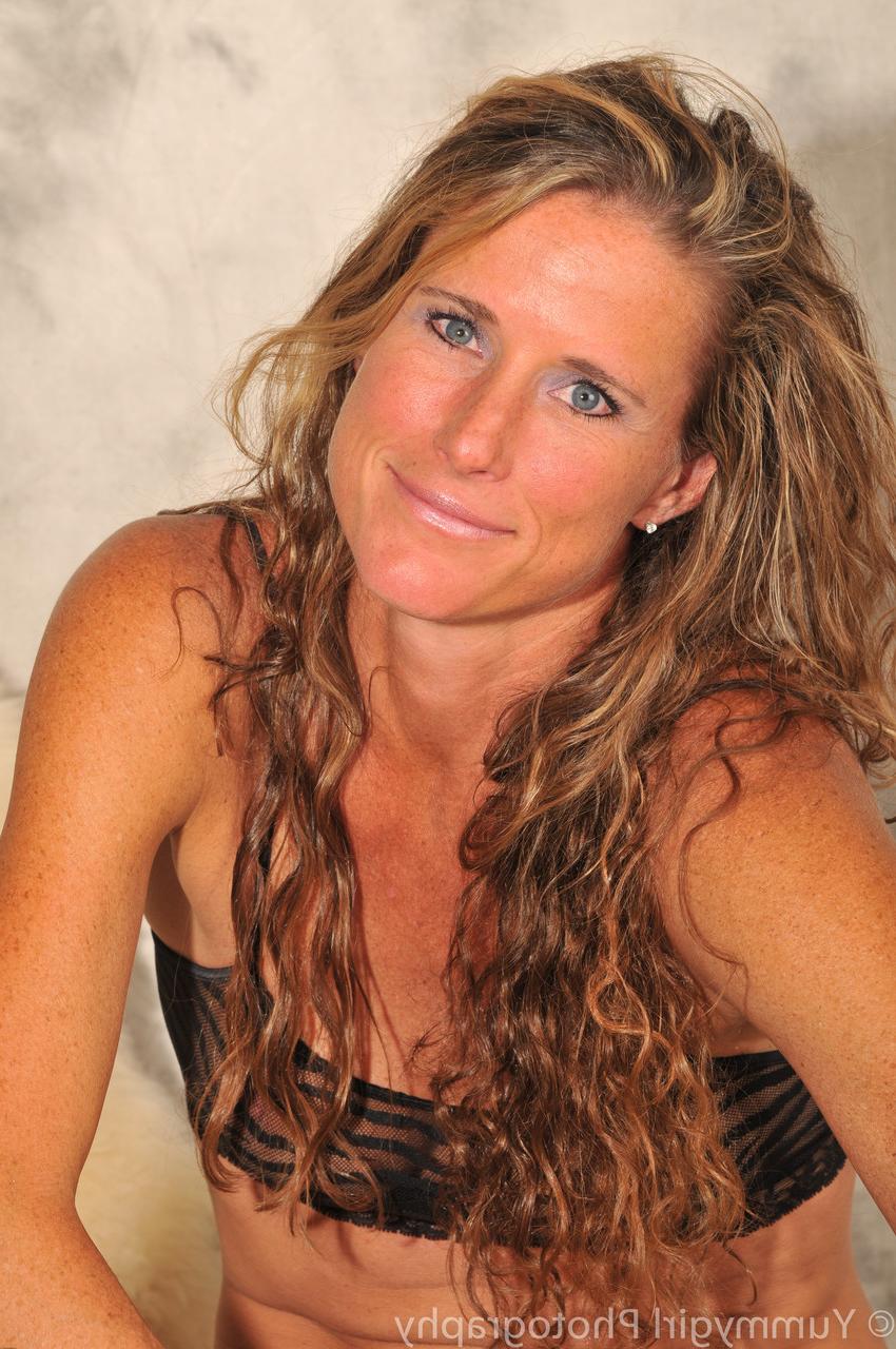 15P Die schlanke reife Sofie Marie stellt ihren heißen Arsch zur Schau, während sie ihre schwarze Unterwäsche auszieht
