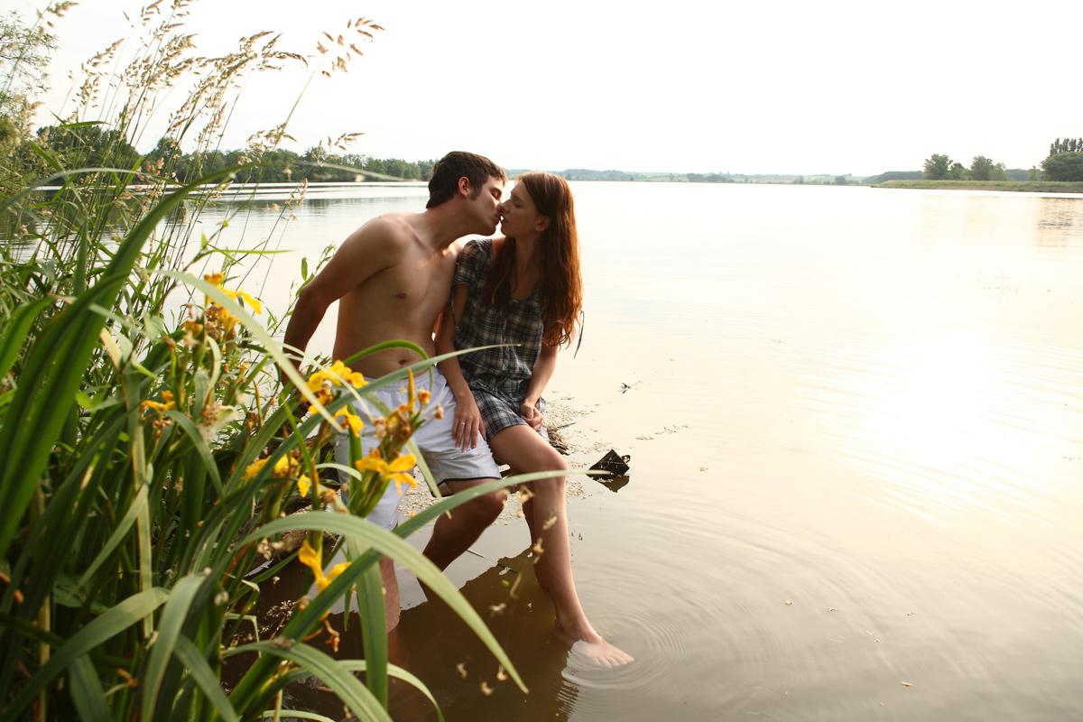20P Young couple wade into a body of water before getting naked to fuck