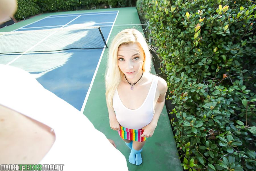 18P La jeune spinner Riley Star se fait baiser sur le côté et en levrette sur un canapé en plein air.