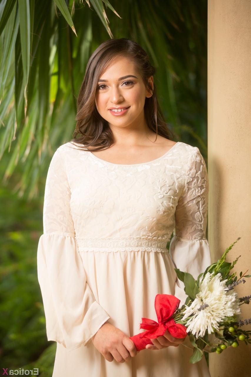 17P Das hübsche junge Dienstmädchen Sara Luvv zieht draußen ihr Hochzeitskleid aus, um erotisch zu posieren