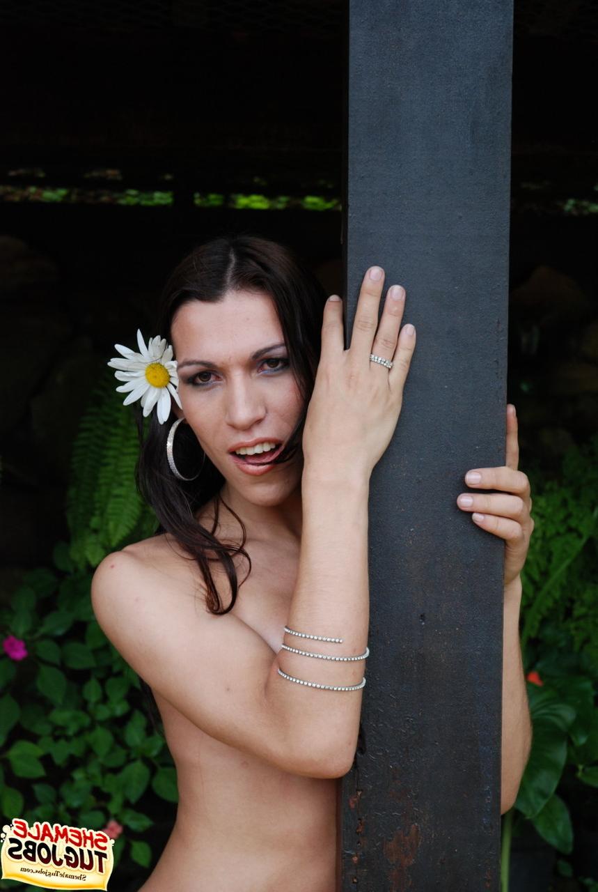 20P A travesti americana Marcela Rezende brinca com suas curvas enquanto se masturba