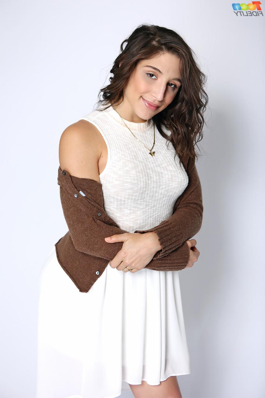 17P Estrela pornográfica adolescente com nádegas grandes e gostosas Abella Danger posa em calcinha fio-V