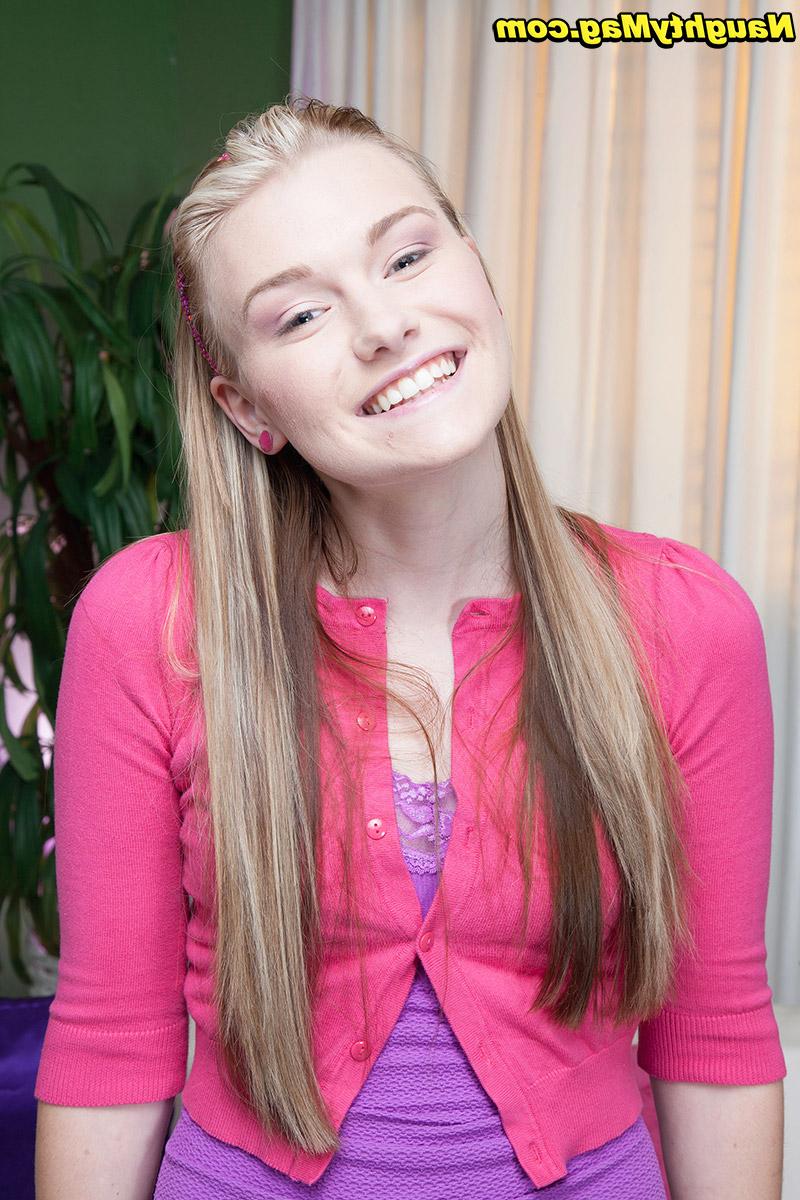 16P La joven rubia cassidy ryan se desnuda hasta quedarse con sandalias en un futón