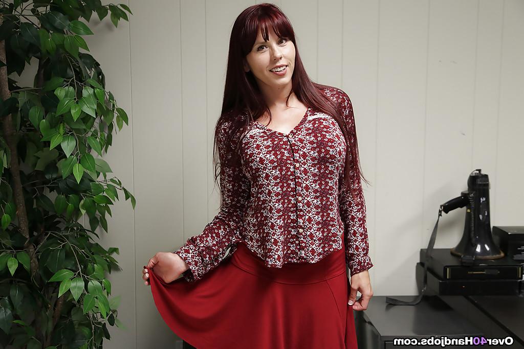 14P La mejor desnudez en la oficina de la MILF tetona Amber Chase