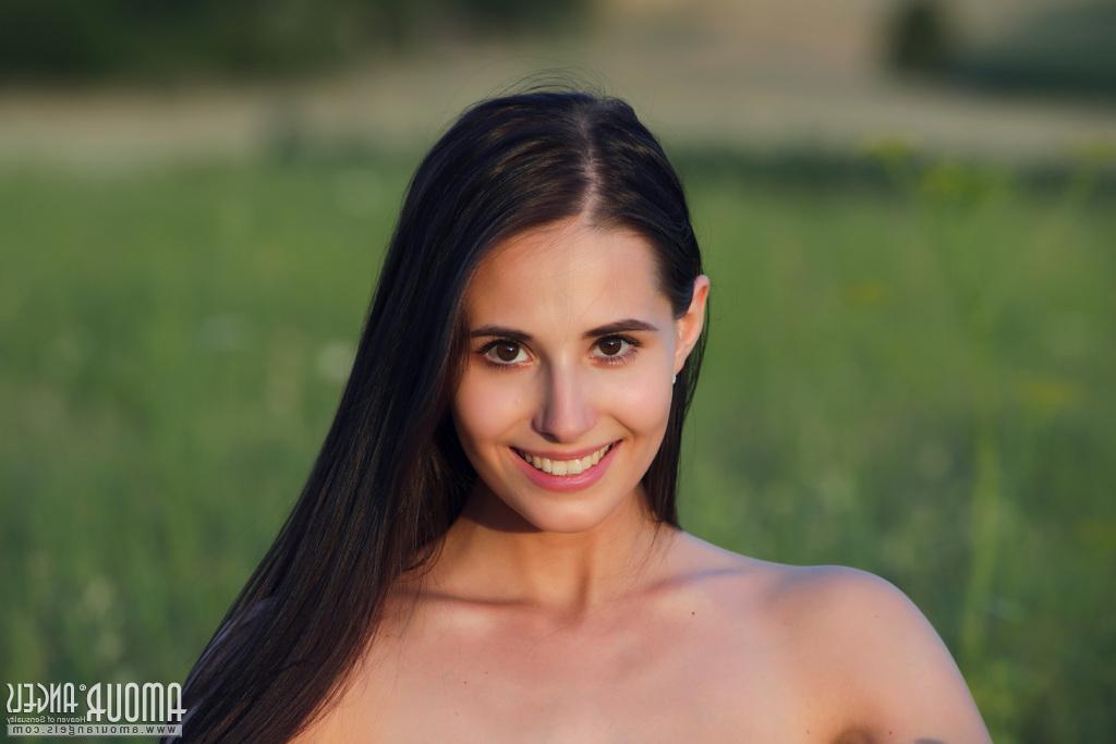 20P A adolescente de cabelos escuros Vanessa revela seu corpo nu no campo de um fazendeiro