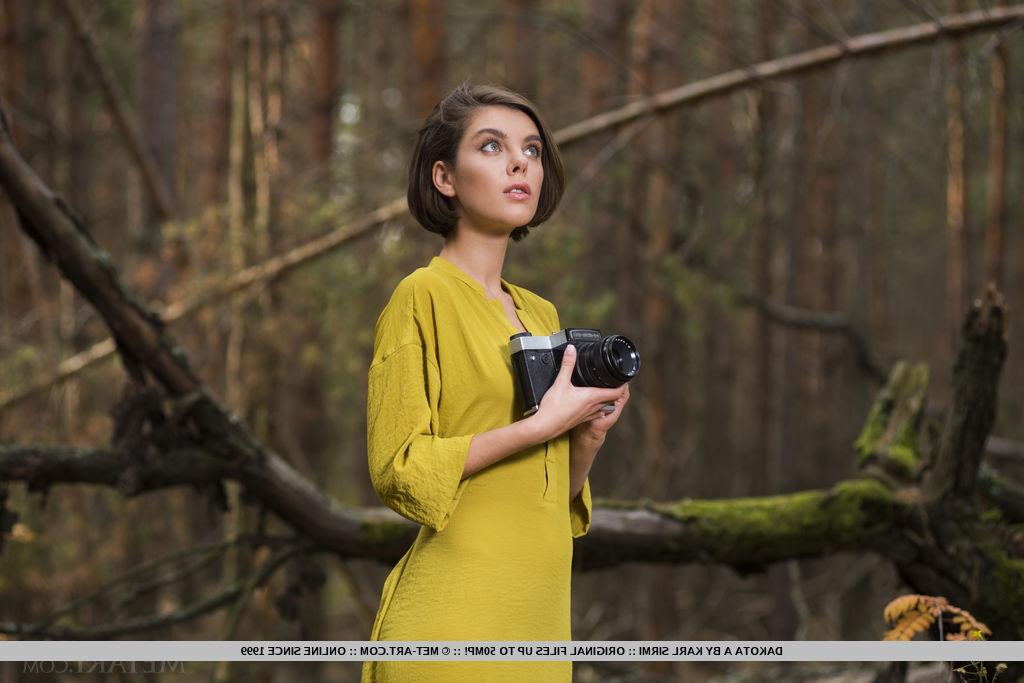 18P Die Amateurfotografin Dakota A entblößt ihre nackte Teenie-Muschi im Wald