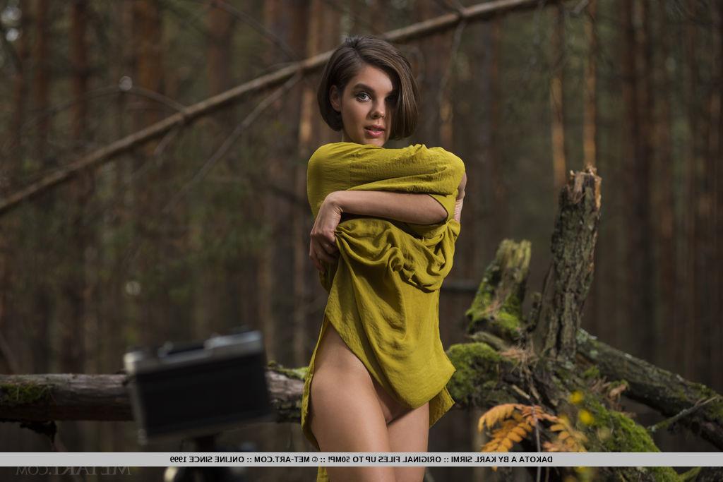 18P Die Amateurfotografin Dakota A entblößt ihre nackte Teenie-Muschi im Wald