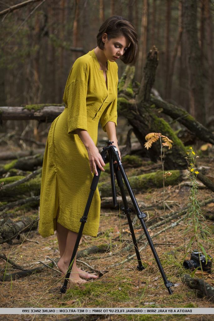 18P Die Amateurfotografin Dakota A entblößt ihre nackte Teenie-Muschi im Wald