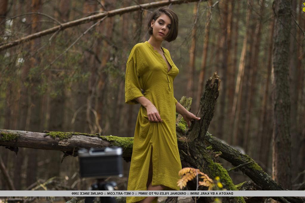 18P Die Amateurfotografin Dakota A entblößt ihre nackte Teenie-Muschi im Wald
