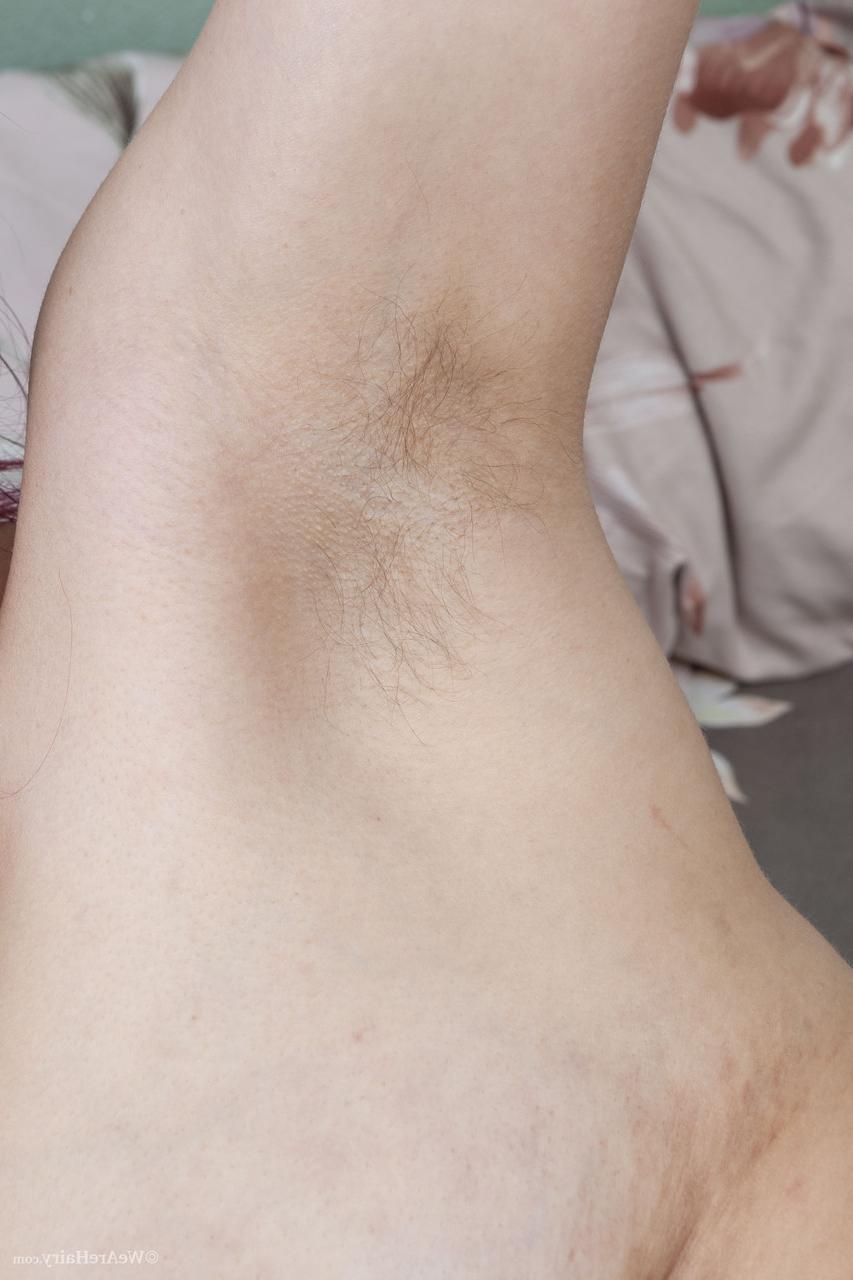 20P La culona Foxy Slave juega con su coño peludo con un vibrador en la cama