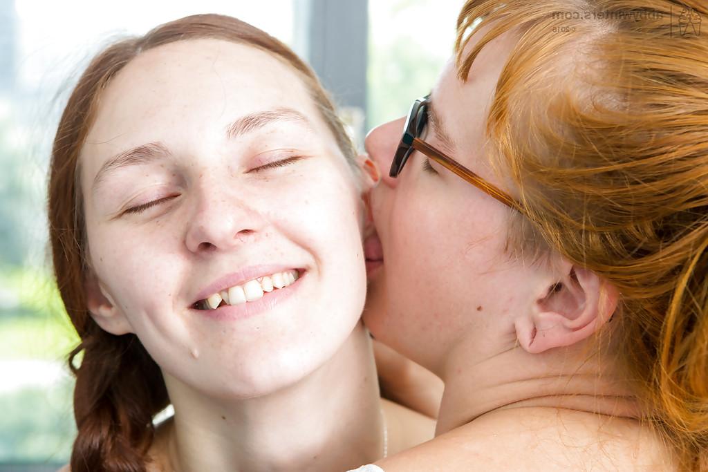 16P As garotas nerd Euro Irina e Yara comem buceta peluda durante o jogo de sexo lésbico