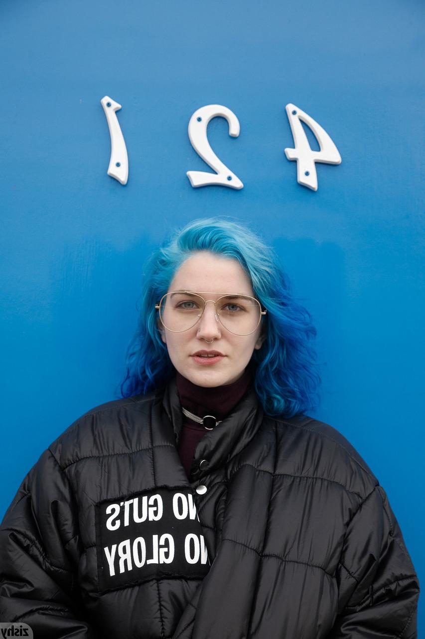 13P Sexy amador Skye Blue mostra seus seios naturais e sua bunda apertada em público