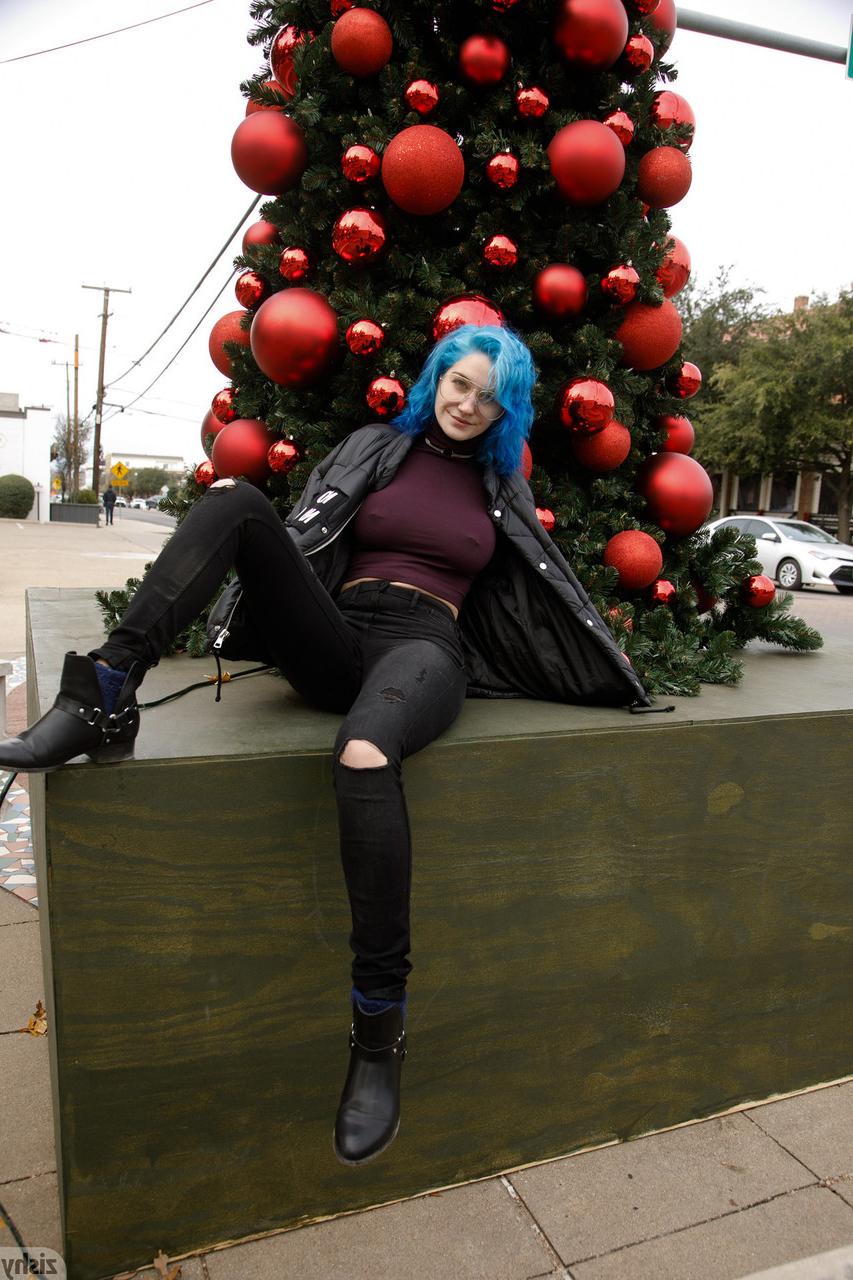 13P Sexy amador Skye Blue mostra seus seios naturais e sua bunda apertada em público