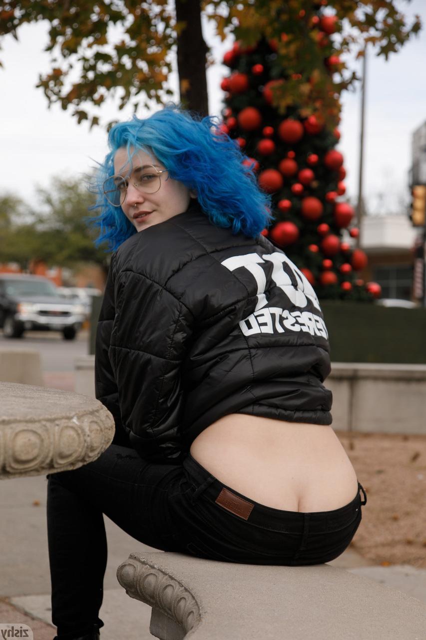 13P Sexy amador Skye Blue mostra seus seios naturais e sua bunda apertada em público