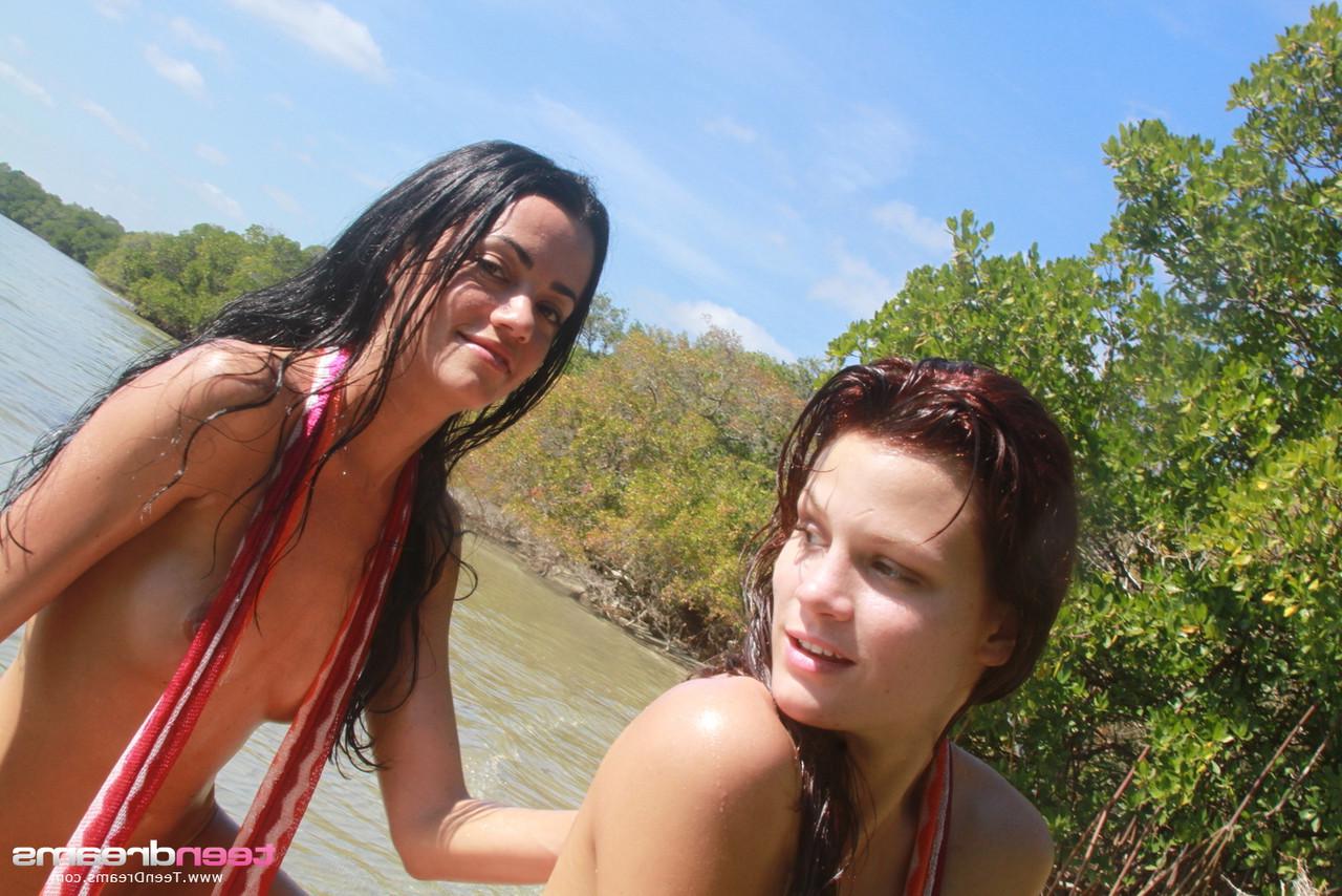 20P Las pequeñas lesbianas Layla y Gia se divierten en topless en la playa