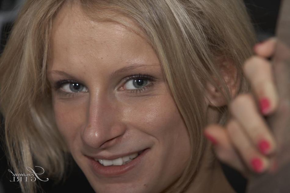 10P A loira nua Paris Pink ostenta um sorriso em seu lindo rosto