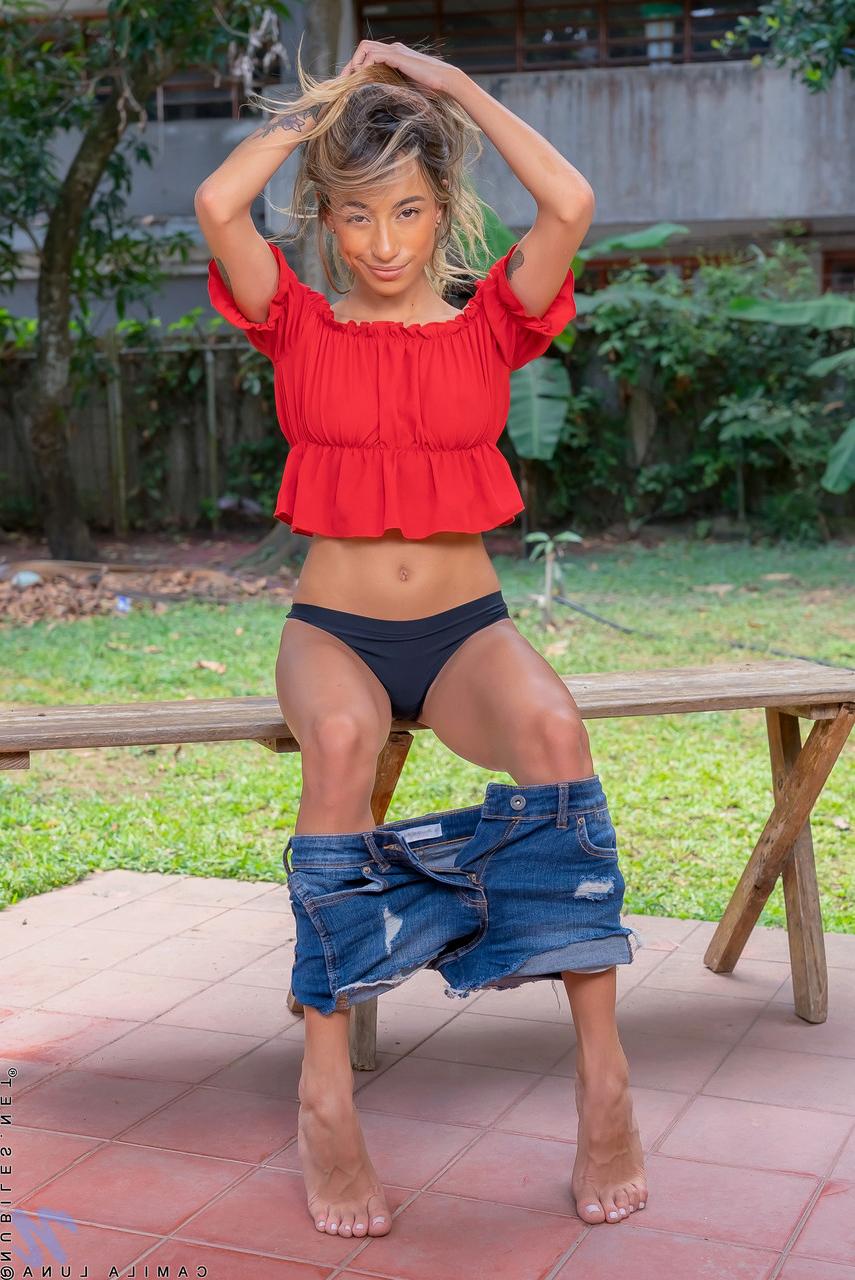 20P A linda Camila Luna exibe seus peitos bronzeados em um sexy strip-tease ao ar livre