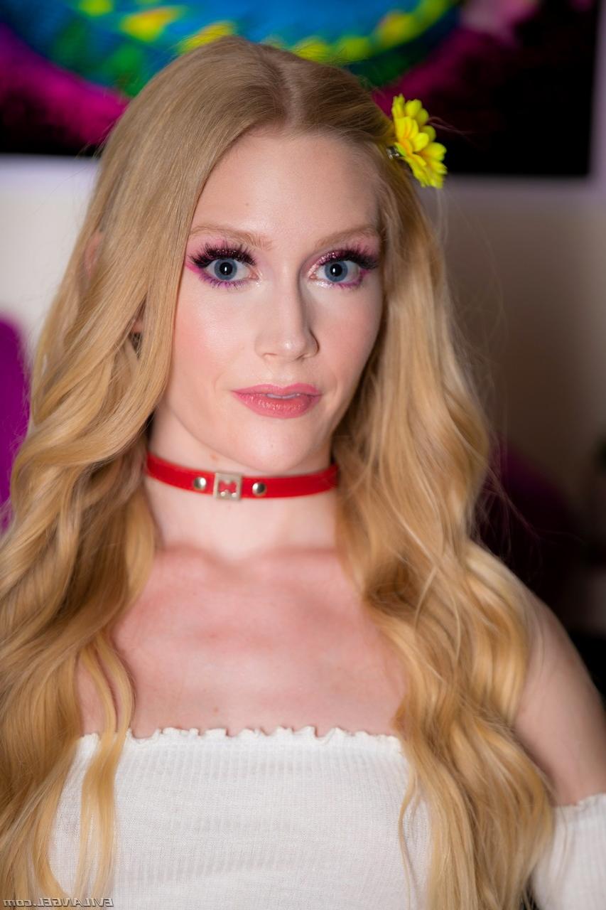 15P Die zierliche Teenagerin Emma Starletto trifft sich mit Bryan Gozzling zum Hardcore-Fick