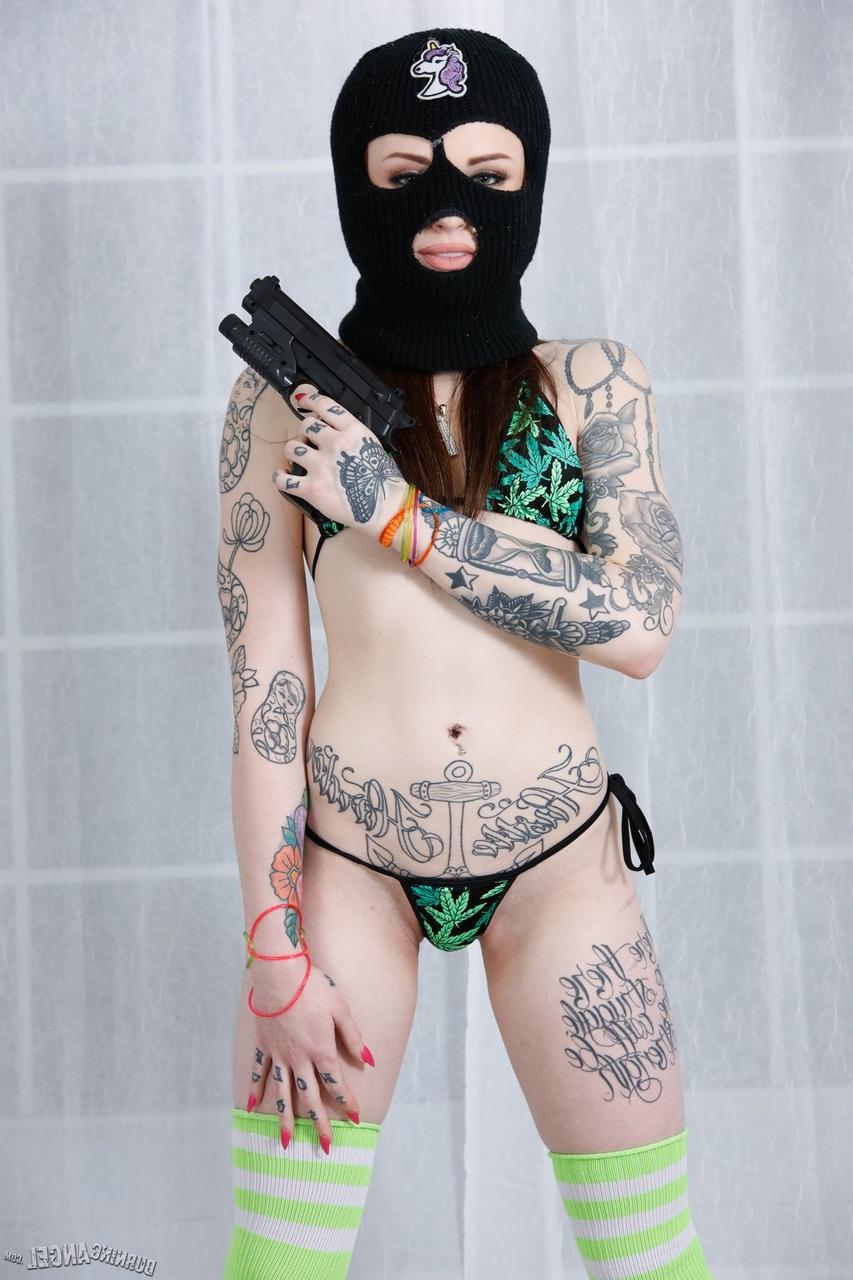 17P A pequena adolescente perfeita Chloe Carter se despe e mostra pequenos seios naturais e bunda