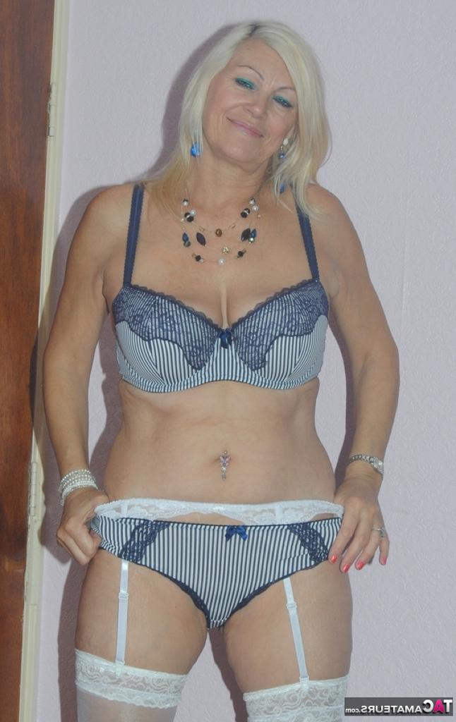 19P Amateur model Platinum Mlonde casts off her bra while exposing saggy boobs