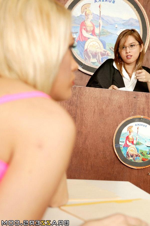 20P Rapariga loira mamas médias Jenny Hendrix é comida na sala do tribunal