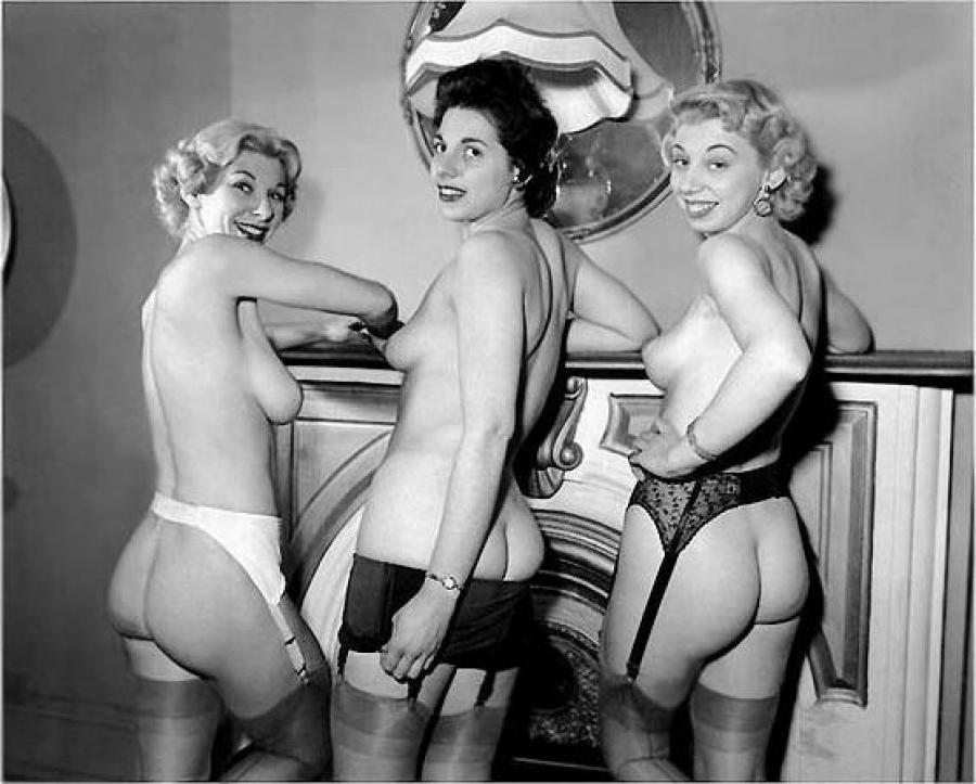 12P Models von damals, die ihre BHs und Hüfthalter auszogen, um ihre Sachen in Vintage-Pornos zur Schau zu stellen