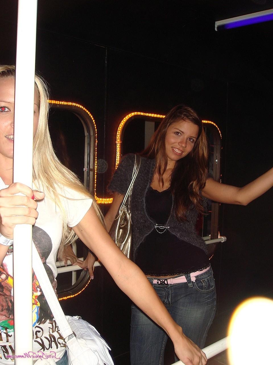 10P Die schöne Blondine Sophie Moone und die sexy Brünette Peaches spielen draußen