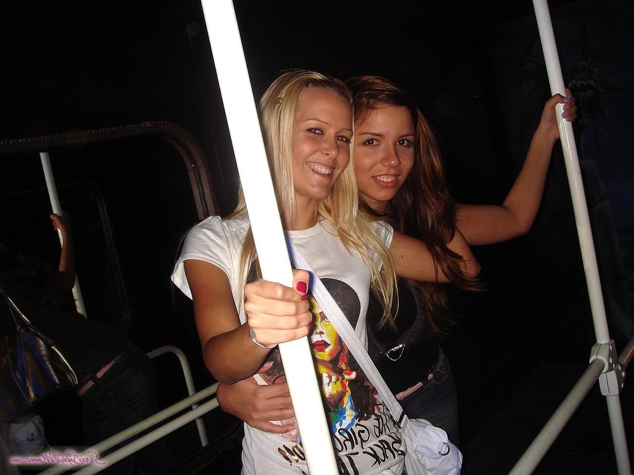 10P Die schöne Blondine Sophie Moone und die sexy Brünette Peaches spielen draußen