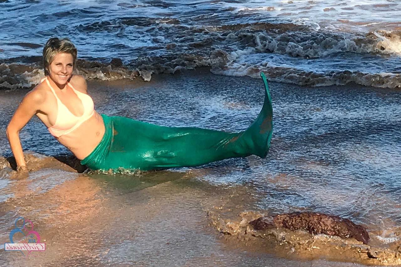 20P Amateur girlfriend Makenna Blue poses on the beach and shows off her boobs