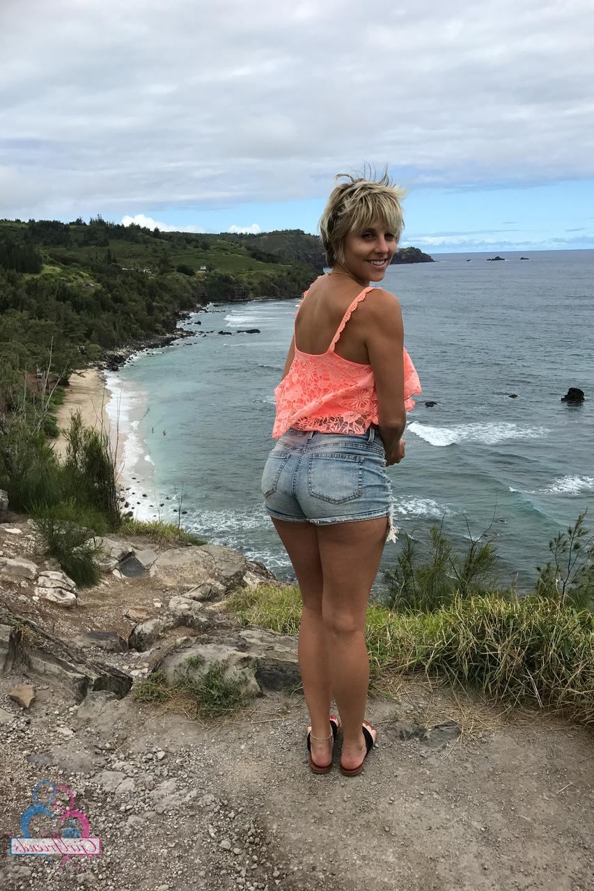 20P Amateur girlfriend Makenna Blue poses on the beach and shows off her boobs