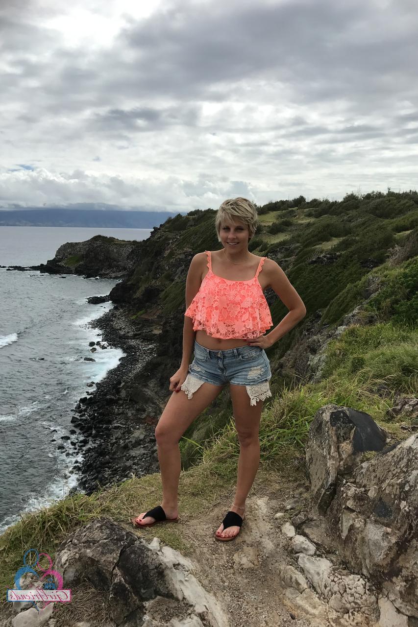 20P Amateur girlfriend Makenna Blue poses on the beach and shows off her boobs