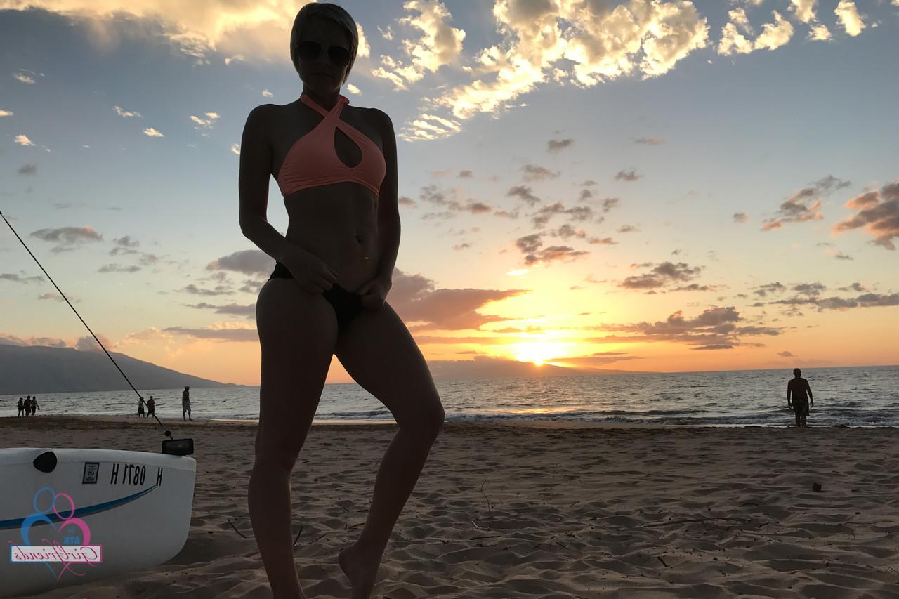 20P Amateur girlfriend Makenna Blue poses on the beach and shows off her boobs