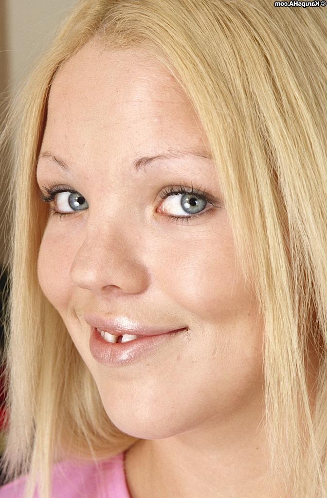 16P Versauter blonder Teenager zieht sich aus und neckt ihren Schlitz