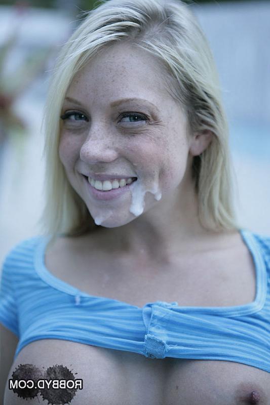 16P Die vollbusige Blondine wird im Freien gefickt und über ihr Smiley-Gesicht gespritzt